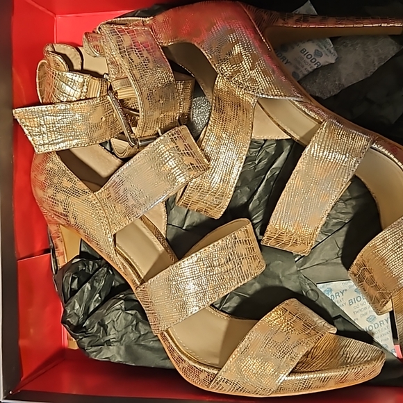 Vince Camuto 9.5 Gold Sandals - Picture 1 of 5